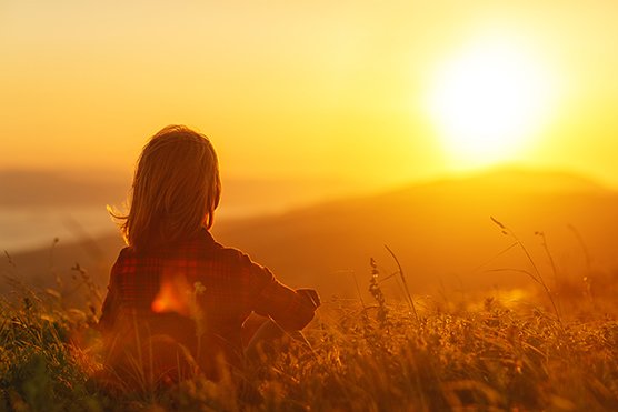 Den Sonnenuntergang auf der Wiese genießen