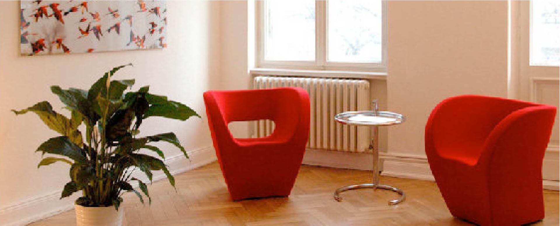 Beratungszimmer mit roten Stühlen